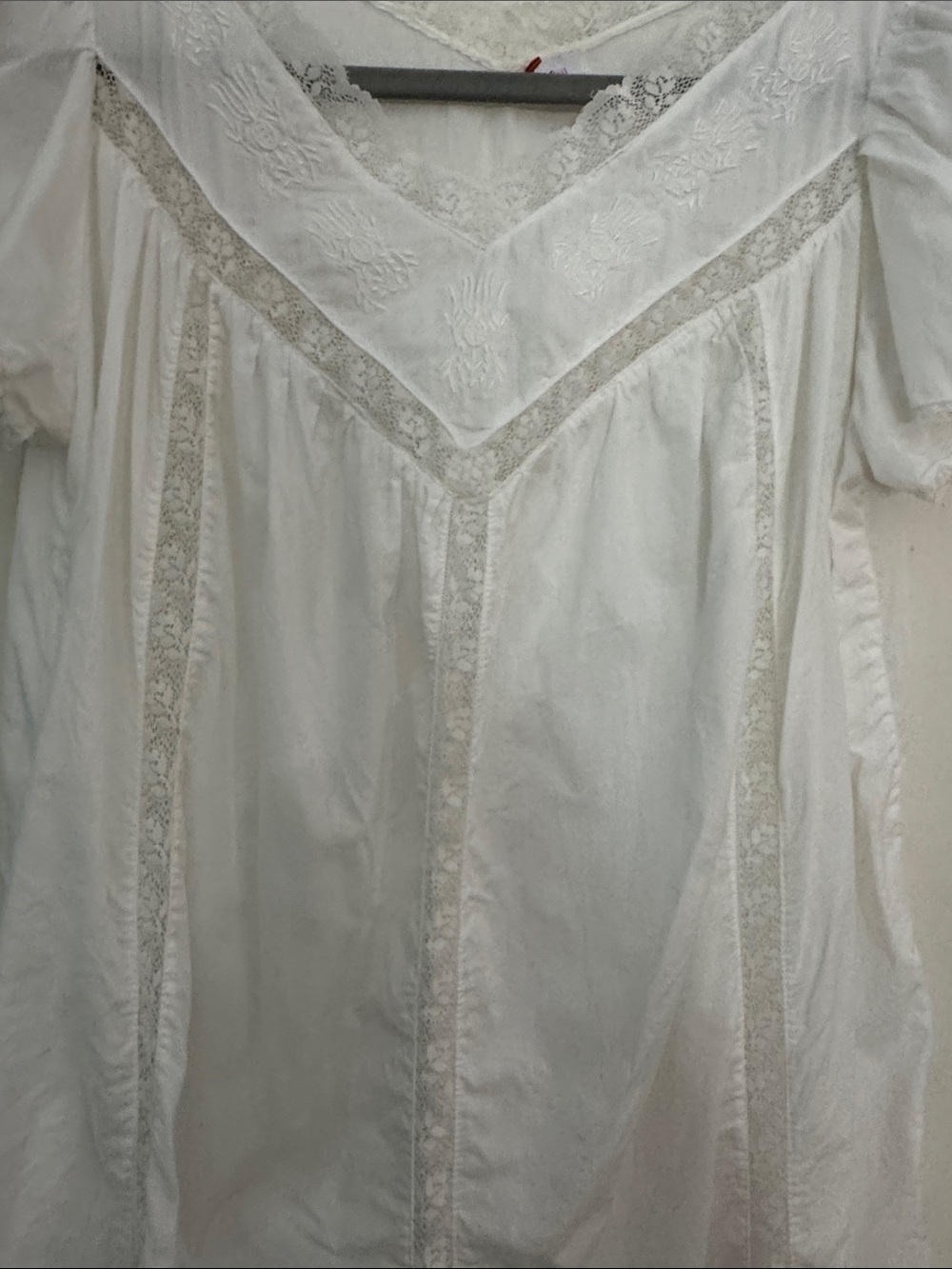 Vintage women’s nightgown, great for pictures! 100%cotton, a great find! - Picture 5 of 8